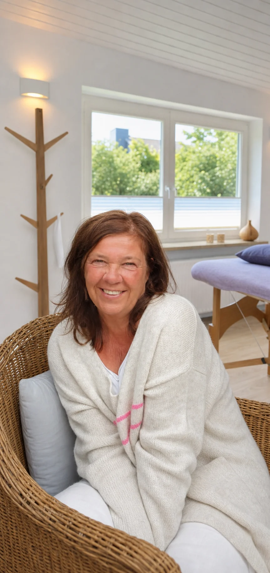 Porträt von Claudia Preus im Behandlungsraum ihrer Massagepraxis in Wedel