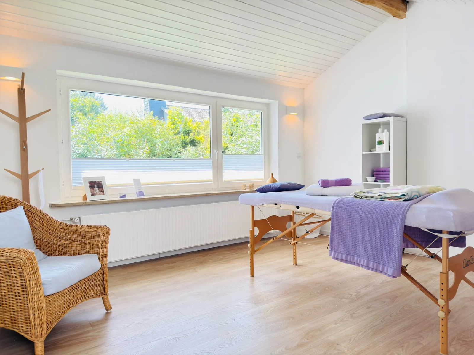 Heller Behandlungsraum der Massagepraxis Claudia Preus in Wedel
